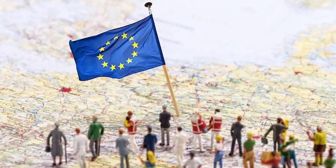 Miniatur-Europa-Flagge auf einer Landkarte mit Minitaru-figuren