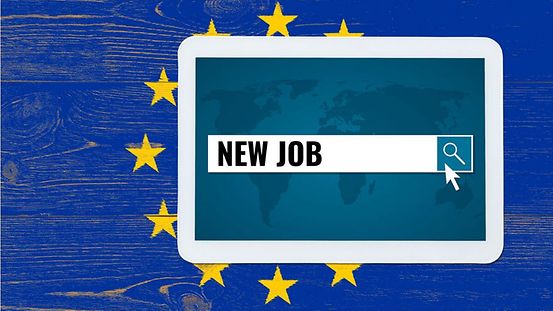 Das Bild zeigt eine Internetsuchmaske mit dem Suchbegriff New Job vor einer EU Flagge